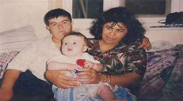 &Ccedil;ocukluğu boyunca ise Sader'den ne sevgisini ne desteğini esirgemiş.