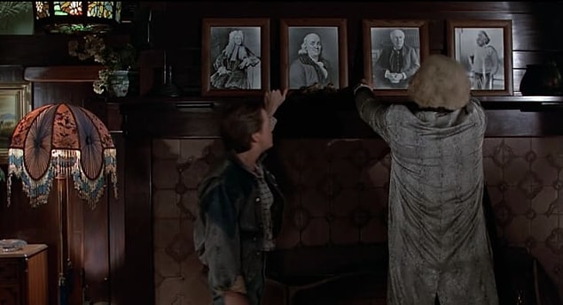 1955’te Albert Einstein, Isaac Newton, Ben Franklin ve Thomas Edison’un 1955’teki şömine rafının yukarısındaki aynı çerçeveli fotoğraflar, 1985’te yenilenmiş garaj bungalovunda, yatağının üzerinde görülebilir.