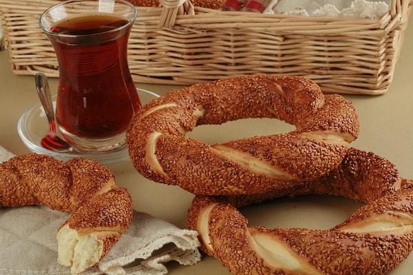 Sözlükte simit için 'Pekmez ve susamla kaplı, Türkiye menşeli bir ekmek türü' açıklamasında bulunuldu.