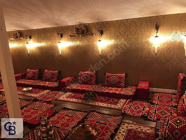 Hepimizin toplanıp gitmek istediği taktirde gayet güzel sığacağımız bir Sıra Gecesi salonu da mevcut. Demek ki bu evde daha önce bol miktarda çiğ köfte yapılmış!