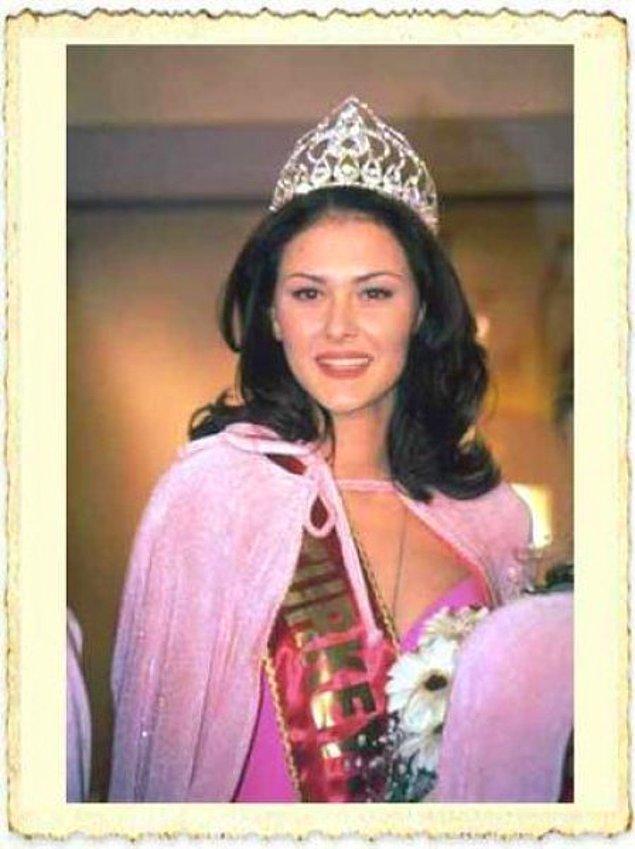1999 yılında düzenlenen Miss Turkey, hepimiz için sıradan bir güzellik yarışmasıydı aslında. Bir süre güzeller hakkında konuşacaktık, sonra isimlerini bile unutacaktık ama öyle olmadı.