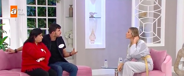 Bunların hepsi bi tarafa meğersem Aynur, Hamit ve Aynur'un kardeşi olarak tanıttığı eski eşi Nuh Topsakal aynı evde yaşamış. Hamit'in tabii eski eşi olduğundan haberi yok. Zavallım diyor ki bir de eski eşi olsa aynı evde yaşar mıydı? 😂