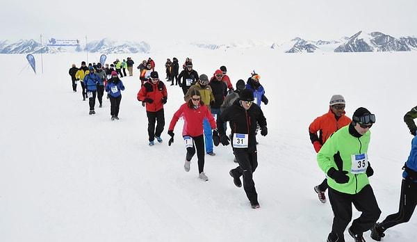 8. Sporcuların soğuk hava dinlemeden gerçekleştirdiği Antarktika Buz Maratonu ve 100K Ultra Koşusu denilen yıllık maratonları vardır.