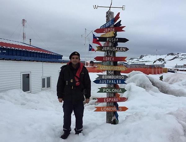 Bazı insanlar bir yıl boyunca yerleşim yerlerinde veya araştırma üslerinde kalırken, bazıları ise sadece yazı Antarktika'da geçiriyor.