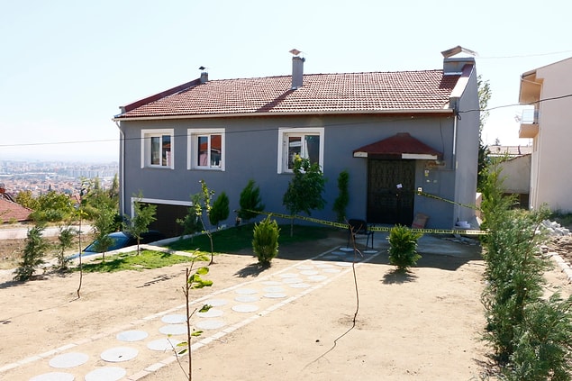 Ekiplerin incelemesini sonrası evin etrafına güvenlik şeridi çekilip, kapısı mühürlendi.