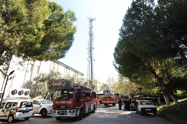 Çevredekiler durumu sağlık, itfaiye ve polis ekiplerine bildirdi. Olay yerine gelen itfaiye ekipleri, beton zemine hava yastığı açarak önlem alırken, polisler Hasan K.'yı ikna etmeye çalıştı.