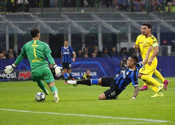 İtalya ekibi Inter, F Grubu'ndaki diğer maçta Almanya temsilcisi Borussia Dortmund'u 2-0'lık skorla geçti.