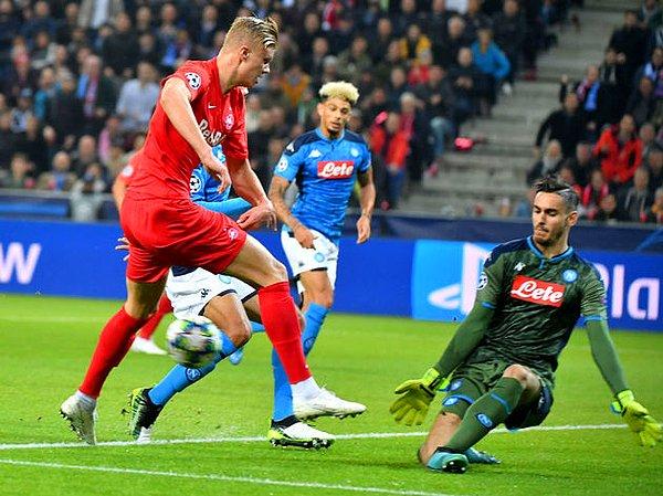 UEFA Şampiyonlar Ligi E Grubu 3. hafta karşılaşmasında Napoli, 5 golün atıldığı maçta Salzburg'u deplasmanda 3-2 mağlup etti. Karşılaşmaya yedek başlayan Eljif Elmas, 80. dakikada Jose Callejon'un yerine oyuna girdi.