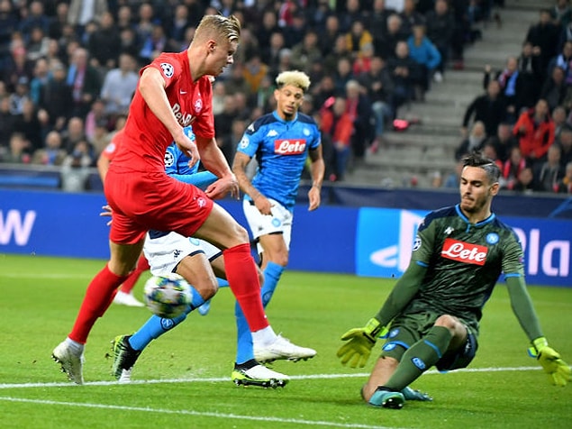 UEFA Şampiyonlar Ligi E Grubu 3. hafta karşılaşmasında Napoli, 5 golün atıldığı maçta Salzburg'u deplasmanda 3-2 mağlup etti. Karşılaşmaya yedek başlayan Eljif Elmas, 80. dakikada Jose Callejon'un yerine oyuna girdi.