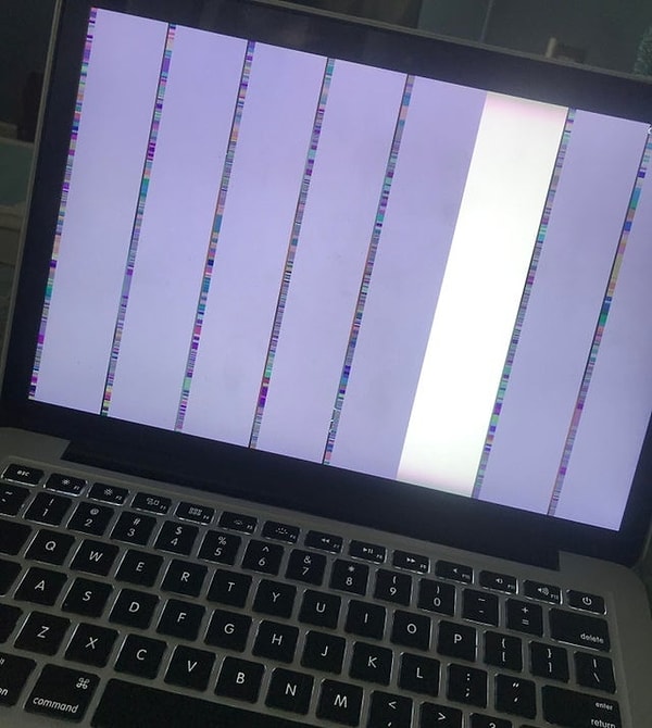 19. “Bu gece yarısı bitmesi gereken bir ödeve başlamak için MacBook'umu açtım!”