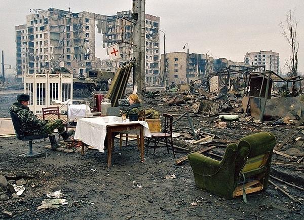1999 - Çeçenistan'ın başkenti Grozni'de kalabalık bir alışveriş merkezine yapılan roket saldırısında 110 kişi öldü, 400 kişi yaralandı.