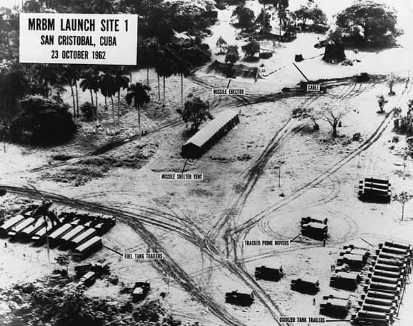 1962 - ABD Başkanı John F. Kennedy, Küba'da Sovyet füzeleri olduğunu açıkladı. Amerikalı Donanması Küba'yı ablukaya aldı. Füze krizi Dünyayı nükleer savaş tehlikesiyle karşı karşıya bıraktı.