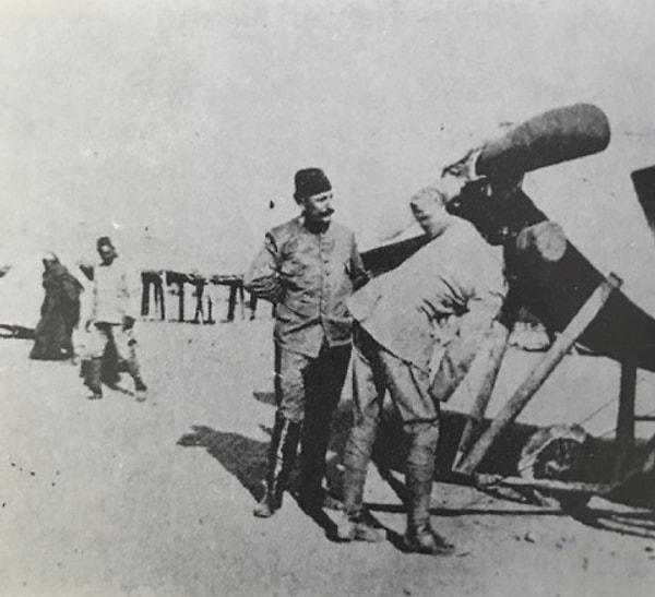 1911 - Trablusgarp Savaşı'nda İtalyan yüzbaşı Carlo Piazza, Bingazi'deki Osmanlı siperleri üstünde tarihin ilk askeri keşif uçuşunu gerçekleştirdi. Piazza daha sonra ilk askeri amaçlı hava fotoğrafını da çekti.