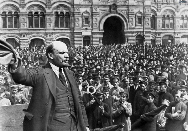 1917 - Lenin önderliğindeki Bolşevikler, Rusya'da yönetimi tamamen ele geçirdi (Julian Takvimi ile 25 Ekim, Gregoryen Takvimi ile 7 Kasım)