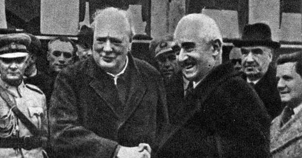 1922 - İtilaf Devletleri, TBMM hükümeti ve İstanbul hükümeti temsilcilerini 13 Kasım 1922'de Lozan'da toplanacak barış konferansına davet ettiler.