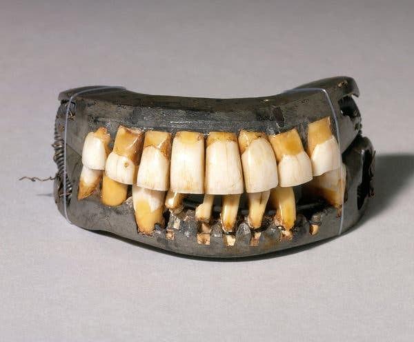 12. George Washington'ın takma dişleri balina kemiklerinden yapılmıştı.