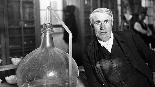 9. Patent Ofisi, ampulün patenti William Wallace'a ait olduğu nedeniyle Edison'un patentini 6 yıl onaylamadı.