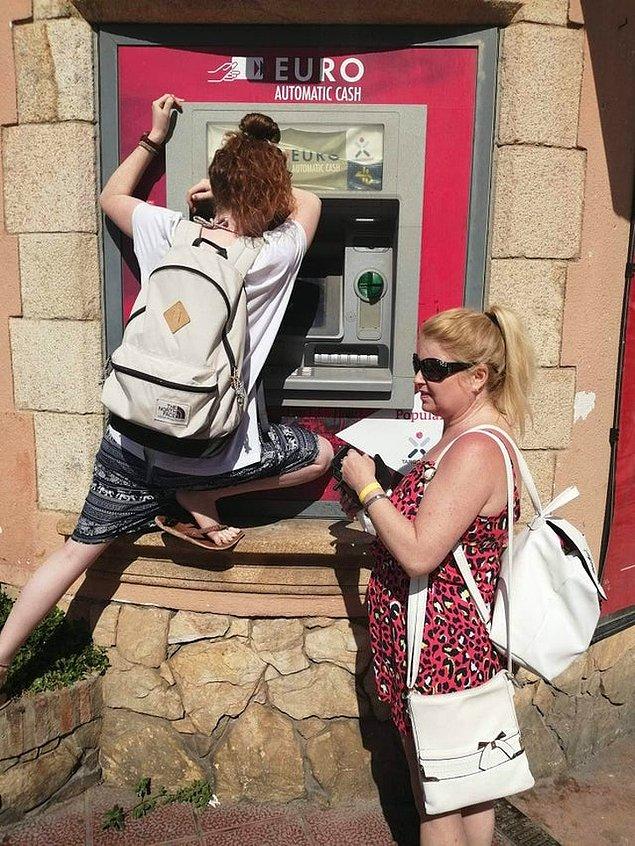 2. “İspanya'da bu para çekme makinesini kullanmak zorunda kaldım, ancak bir dev şirketi tarafından yapıldığını düşünüyorum. Ben 1.60'ım.”