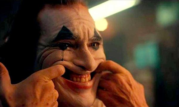 Takıldığım bir başka yön var. Bu bir Joker filmi değil. Filmin adı Joker. Ama filmdeki Joker değil. Joker ana hikayede hiçbir zaman kafayı yemiş, başarısız ve elinden hiçbir şey gelmeyen bir zavallı olmadı. Joker bir "clown" "palyaço" değildi.