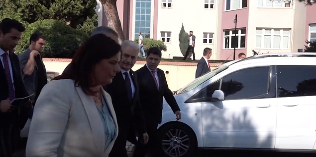 Savaş, 31 Mart seçimlerinde rakibi olan ve kazanan Çerçioğlu ile tokalaşmadığı yönünde iddialara da yanıt verdi.