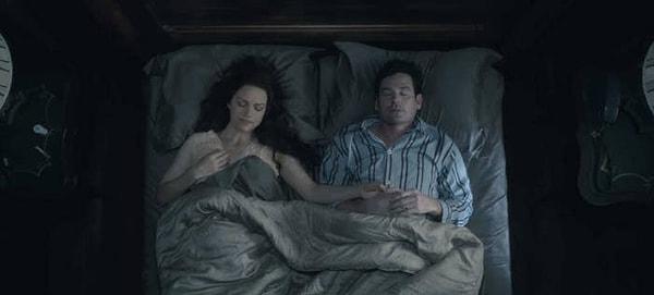 10. 'Steven Sees a Ghost' bölümünde Hugh'ın Olivia ile birlikte yatakta olduğu sahne çok daha uzundu. İkili, sahnenin uzun versiyonunda ebeveynlik ve çocukları hakkında konuşuyordu.
