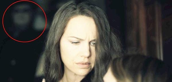 13. 'The Bent-Neck Lady' bölümünde Olivia'nın arkasında gördüğümüz hayalet, Flanagan'ın 'Gerald's Game' filminde Carla Gugino'nun rol arkadaşı olan Bruce Greenwood tarafından oynandı.