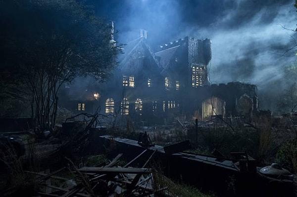 24. Dizi yapımcıları, final bölümünde Hill House'un yakılıp yakılmaması konusunda karar veremedi.