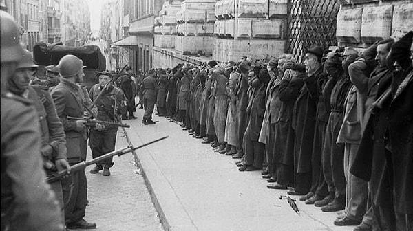 Olay 16 Ekim 1943’te Nazilerin Roma’nın Tiber Nehri yakınında bir Yahudi gettosuna düzenlediği baskın ile başladı.