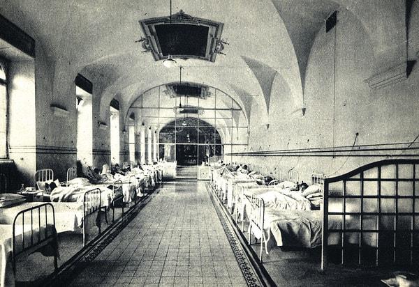 Ardından Fatebenefratelli Hastanesi'nin kapalı kapıları ardında, K Sendromu için tedavi gören hastalarla dolu bir koğuş oluşturdular.