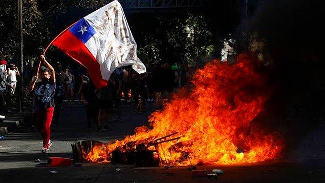 Şili'de geçen hafta metro ücretine zam yapılmasının ardından öğrenciler sokaklara çıkarak eylemler düzenledi.