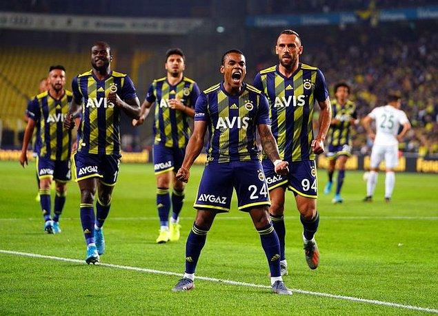 11. dakikada Fenerbahçe öne geçti. Sol kanattan Emre Belözoğlu'yla yaptığı verkaç sonucunda rakibinden de sıyrılan Rodrigues, yaklaşık 30 metrede çektiği sert şutla topu filelere gönderdi: 1-0.