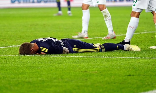 16. dakikada İttifak Holding Konyaspor farkı 1'e indirdi. Sağ kanatta gelişen konuk ekip atağında Skubic, topu yerde ceza sahasına gönderdi. Ters bir vuruş yapan Fenerbahçeli oyuncu Serdar Aziz, meşin yuvarlağı kendi filelerine yolladı: 2-1.