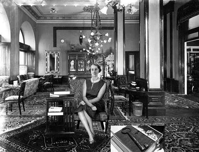 İngiliz polisiye yazarı Agatha Christie, Pera Palas ile özdeşleşmiş isimlerden bir tanesi. 1926 ve 1932 yılları arasında İstanbul’a gerçekleştirdiği seyahatlerde pek çok kez Pera Palas’ta konaklamış. Tercih ettiği 411 numaralı oda, bugün müze olarak korunuyor.