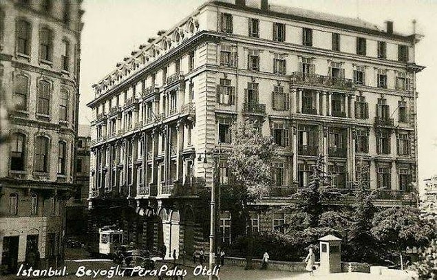 İstanbul'un en görkemli yapılarından biri olan ve mimar Alexandre Vallaury tarafından tasarlanan otel, Haliç'in muhteşem manzarasına bakıyor.