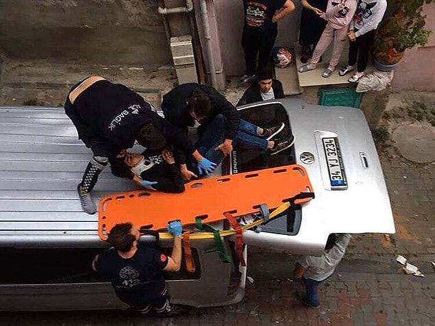 Balkona çıkan Maksat K., bir yavru kedinin çamaşır asılan direkte mahsur kaldığını gördü.