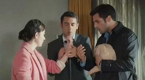 3. Он сразу же влюбляется в Ойку, его не смущает, что она холодна к нему. Однажды Бурджу отправляет коробку конфет и любовную записку своему брату, но подписывает ее именем Ойкю. Когда та узнает об этом, она бежит в офис Мете, чтобы забрать подарок с запиской, прежде чем он ее увидит.