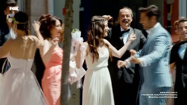 4. Но Аяз уже успевает прочитать записку и понять, что девушка, которую он любит, влюблена в его лучшего друга. В этот момент приходит Мете и спрашивает, для кого этот подарок. Ойкю, стыдясь и опасаясь его реакции, врет, что она принесла подарок для Аяза и что она влюблена в него. Таким образом, Аяз и Ойкю притворяются парой до тех пор, пока не начинают влюбляться по-настоящему.