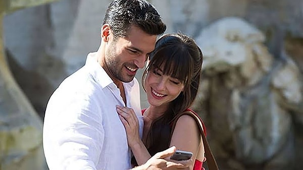 5. Изначально сериал снимали на живописных улочках Стамбула — съемки второго прошли уже в Риме. Во время съемки некоторый серий погода была просто ужасная. Съемочная группа мерзла даже в теплых одеждах, а актерам приходилось быть в легких рубашках. Кроме того, по сюжету Серкана и Озге несколько раз обливали водой.