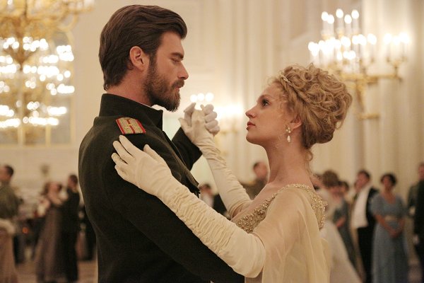 7. Россиянам Кыванч Татлытуг стал хорошо известен после главной роли в историческом сериале "Курт Сеит и Александра", который стал популярным во многих странах.