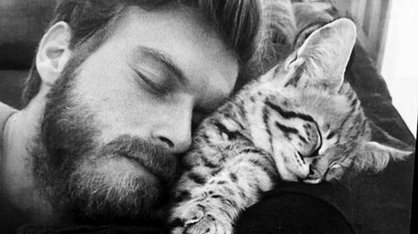 3. Но он не смог продолжать спортивную карьеру из-за травмы колена.