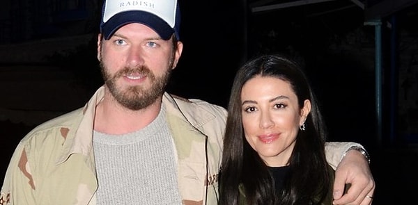 6. Долгое время актер был холостяком. Но в 2016 году мир узнал о свадьбе Кыванча и Башак Дизер.