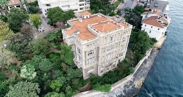 Fransız mimar Alexandre Vallaury tarafından yapıldı