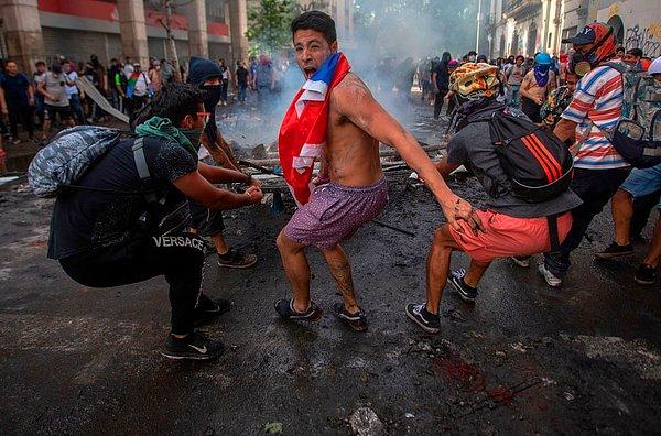 Göstericiler, ardı ardına yaşanan sokak şiddetinin beşinci gününde çevik kuvvet polisi ile çarpıştı.