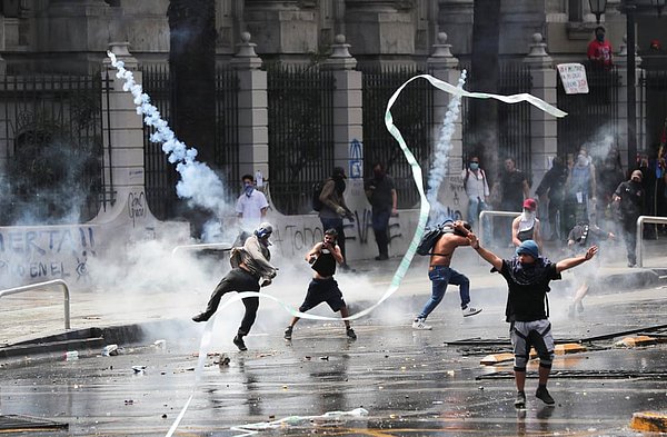 Bir protestocu, protesto sırasında göz yaşartıcı attı.