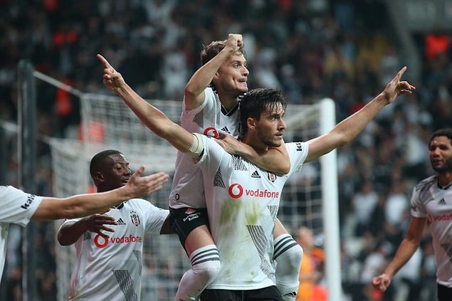 Beşiktaş, 68. dakikada Umut Nayir'in kafayla attığı golle derbide 1-0 öne geçti. Sol kanattan Caner Erkin'in ceza sahası içine yaptığı ortaya uçarak kafayla vuran genç golcü Muslera'nın sağından topu ağlara göndererek bu sezonki ikinci golünü attı