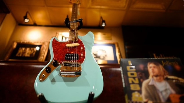 Gitarı da açık artırmada 340 bin dolara alıcı buldu