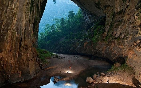 1. Hang Sơn Đoòng dünyadaki en büyük mağaradır. 200 metre yüksekliğindedir ve kendine ait bir iklimi, bulutları, ormanı ve nehirleri vardır. Orada kaybolmak istemezsiniz.