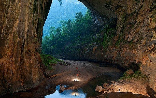1. Hang Sơn Đoòng dünyadaki en büyük mağaradır. 200 metre yüksekliğindedir ve kendine ait bir iklimi, bulutları, ormanı ve nehirleri vardır. Orada kaybolmak istemezsiniz.