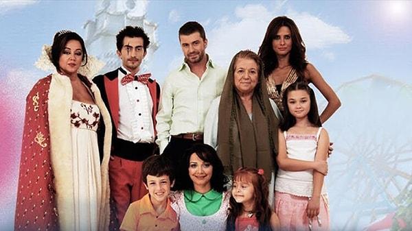 Tan Sağtürk, Evrim Akın ve rahmetli Oya Aydoğan gibi isimlerin yer aldığı Bez Bebek, 2007 yılında birçoğumuzun çocukluğuna ya da gençliğine denk gelen absürt ve fantastik bir diziydi.