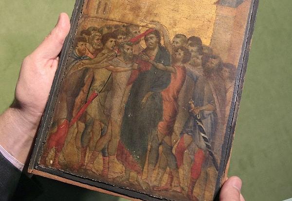 "İsa ile alay" adlı tablo, 13. Yüzyılda Cimabue'nin benzer Yeni Ahit temalı bir dizi resimden birisi olduğu açıklanmıştı.